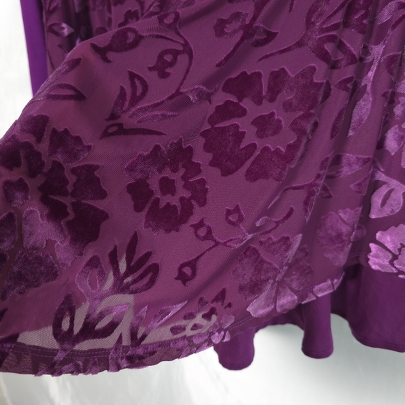 LOGO by Lori Goldstein Asher Knit Top w/ Burnout Velvet Purple Size L - Picture 5 of 10